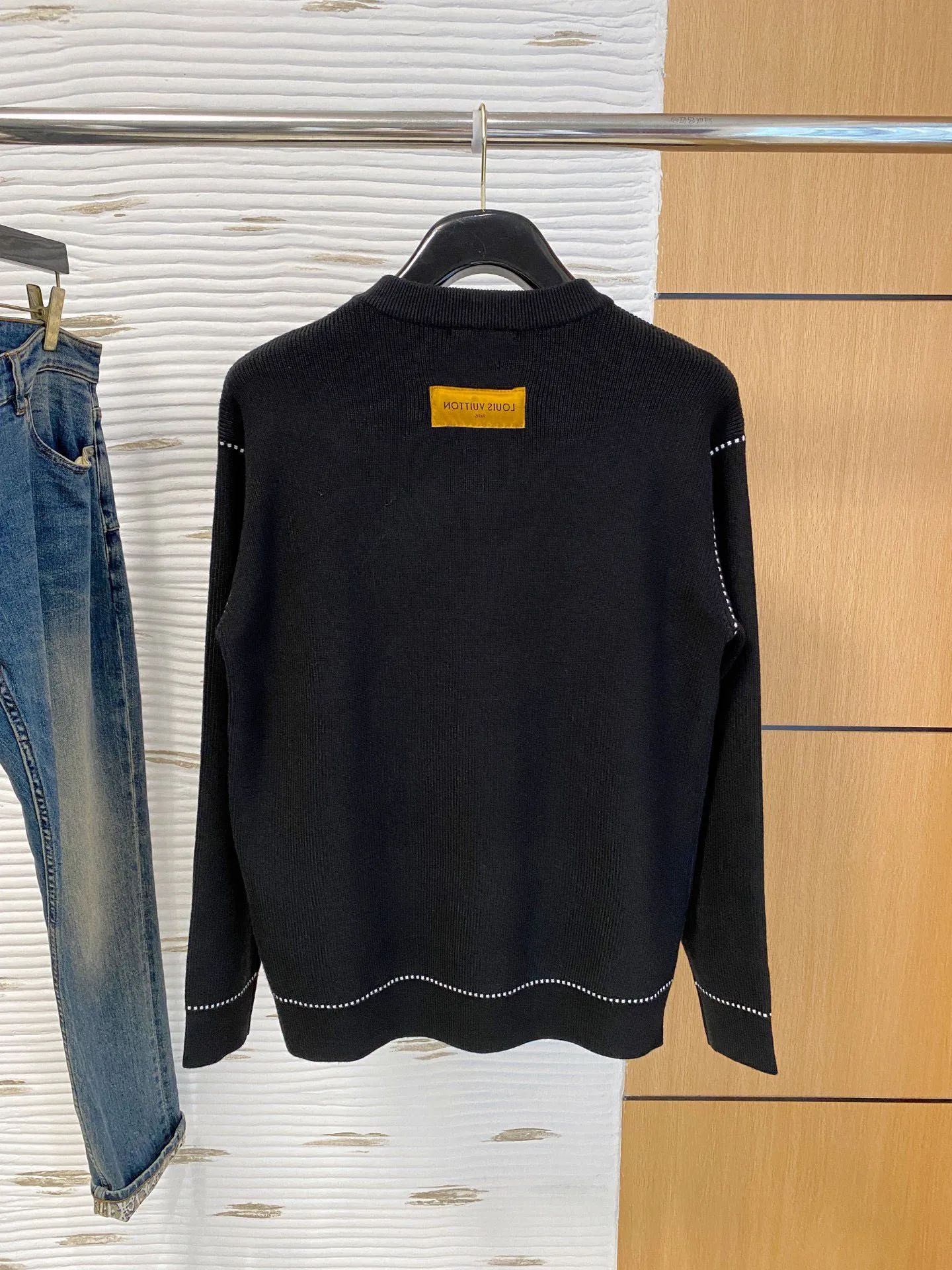 🅿️420 【LV Louis Vuitton】Autumn and winter classic round neck pullover sweater, in full condition! ! ! Wool blended fabric, the latest model in 2025, golden ratio! ! Slim-fitting soft gold, versatile and practical item, the combination and practicality are extremely powerful, simple and elegant, and classy! To create your own style, it is highly recommended to buy it in two colors. The standard slim fit tailoring process is suitable for both young and old men. It is knitted from wool and will not cause any discomfort! While keeping warm, it is stylish, textured and wearable, and the classic logo with contrasting colors on the chest feels in place! ! Recommended for regular customers! ! Size M-3XL (maximum wear: 190 pounds)